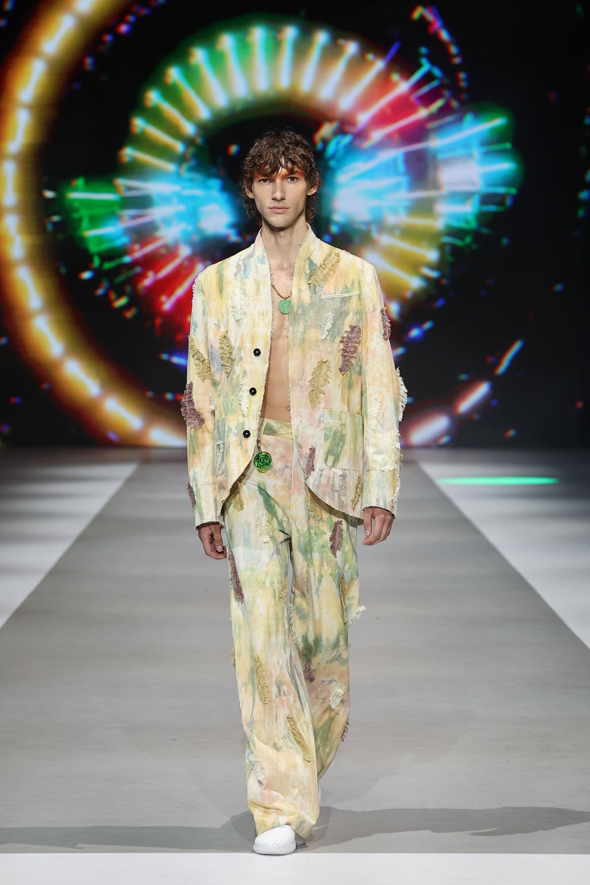 112 mountainyam THE JOY OF FEATHERS — runway look 01