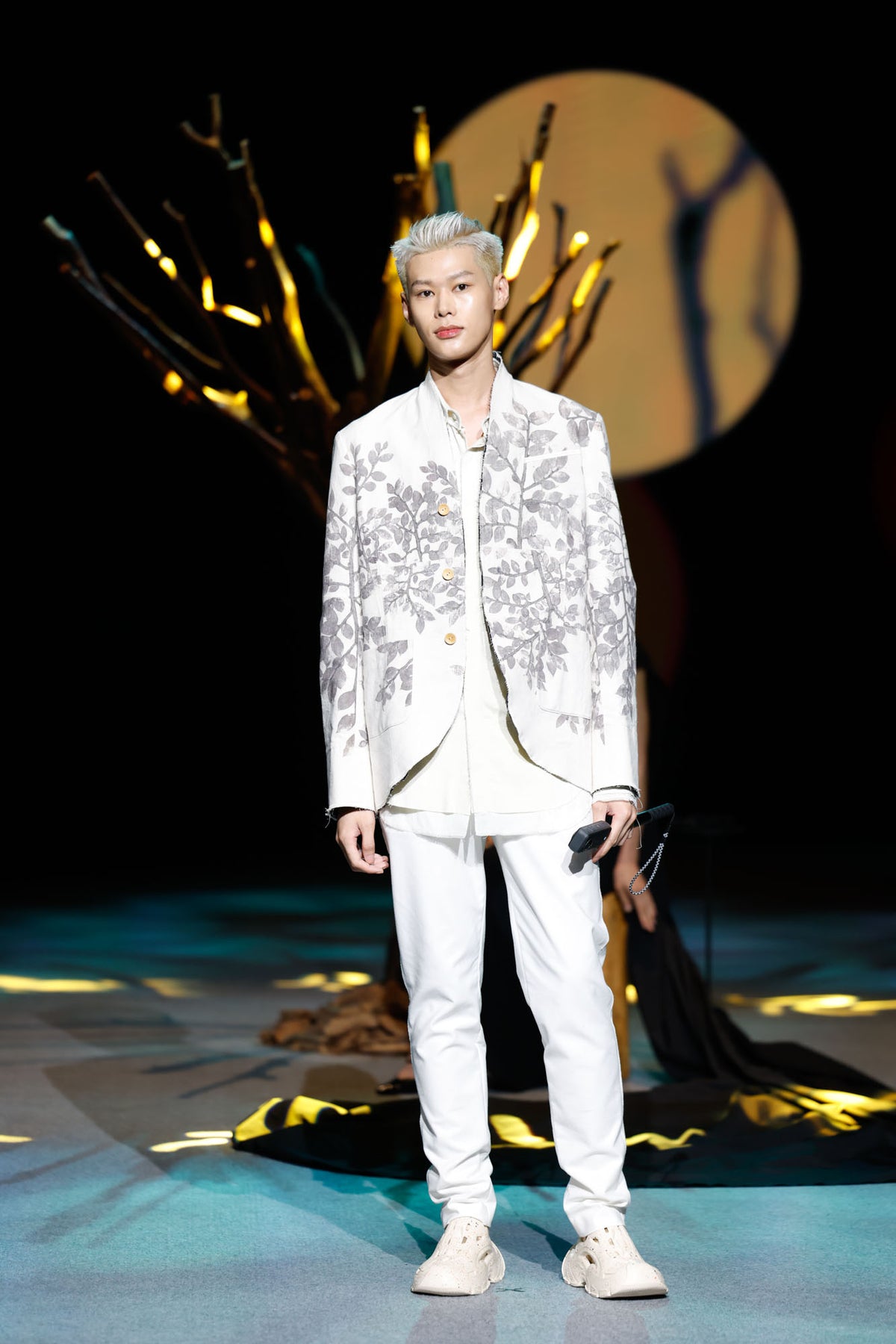 112 mountainyam MOMENTS IN MOTION — runway look 02
