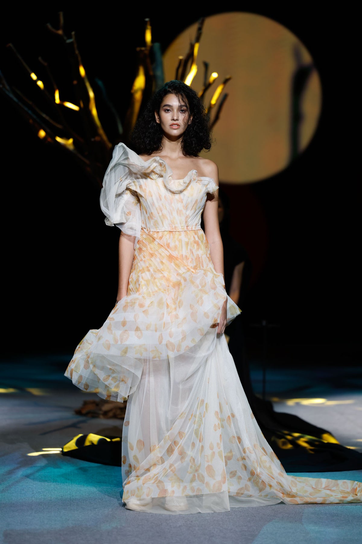 112 mountainyam MOMENTS IN MOTION — runway look 12